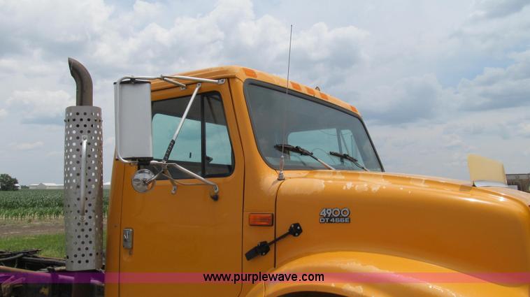 image for item G2031 2000 International 4900 truck cab and chassis