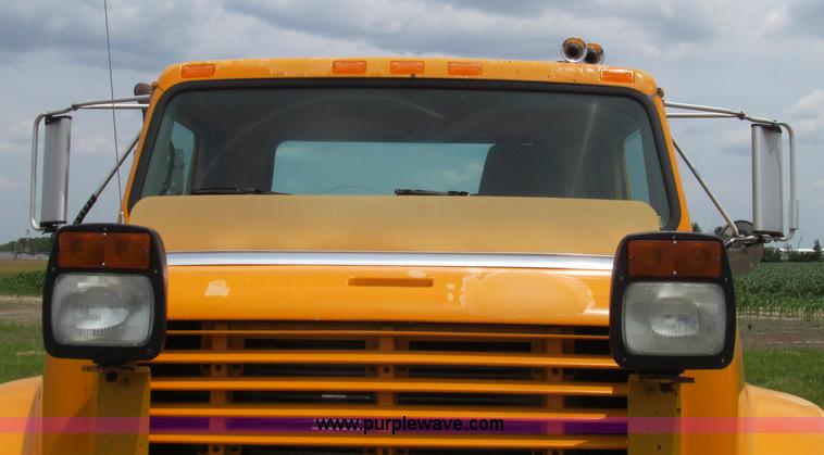 image for item G2031 2000 International 4900 truck cab and chassis