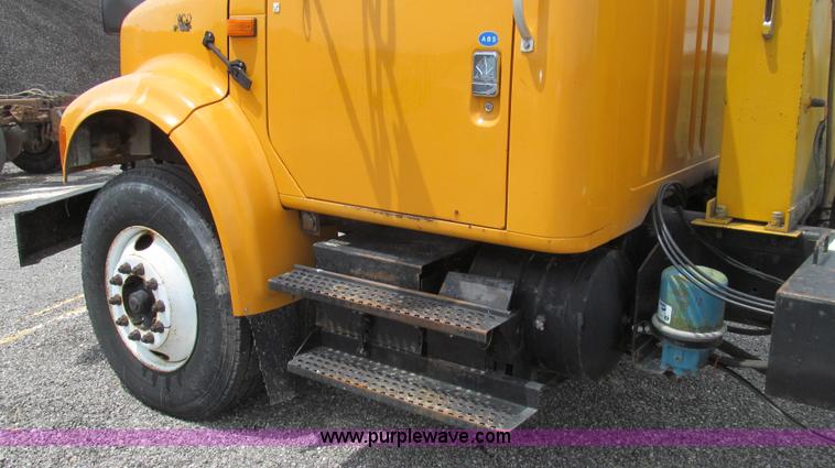 image for item G2031 2000 International 4900 truck cab and chassis