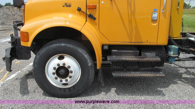 image for item G2031 2000 International 4900 truck cab and chassis