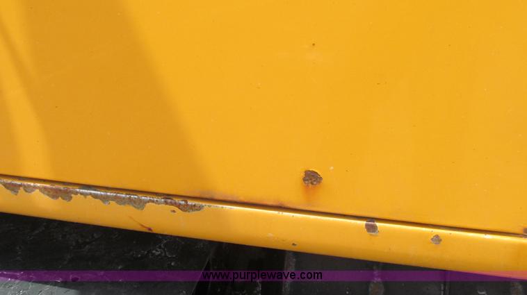 image for item G2031 2000 International 4900 truck cab and chassis