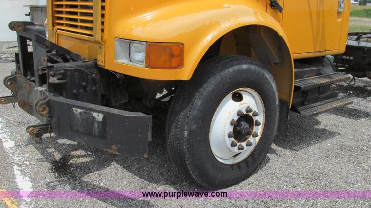 image for item G2031 2000 International 4900 truck cab and chassis