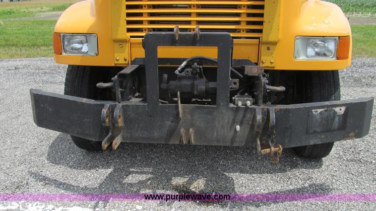 image for item G2031 2000 International 4900 truck cab and chassis
