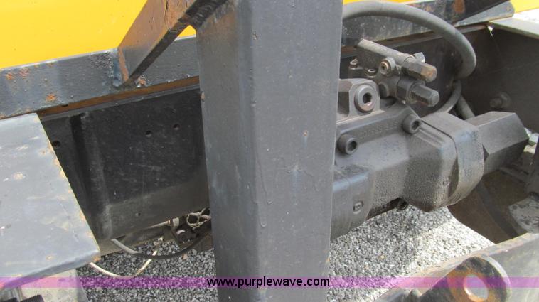 image for item G2031 2000 International 4900 truck cab and chassis