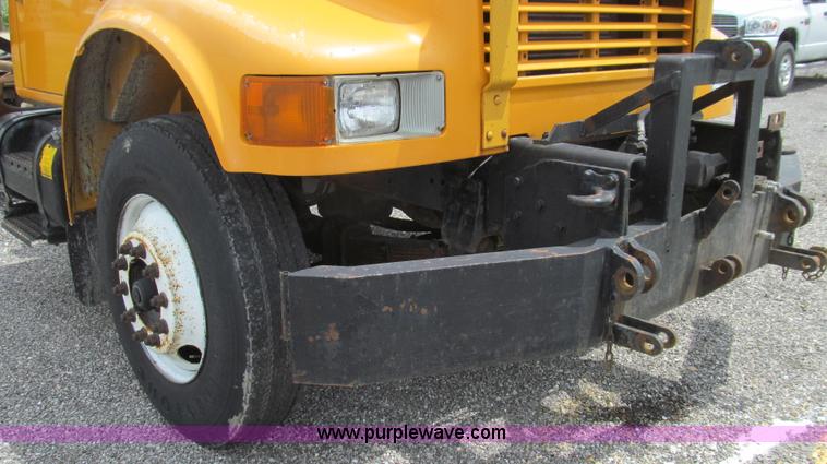 image for item G2031 2000 International 4900 truck cab and chassis