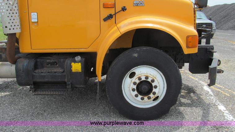 image for item G2031 2000 International 4900 truck cab and chassis