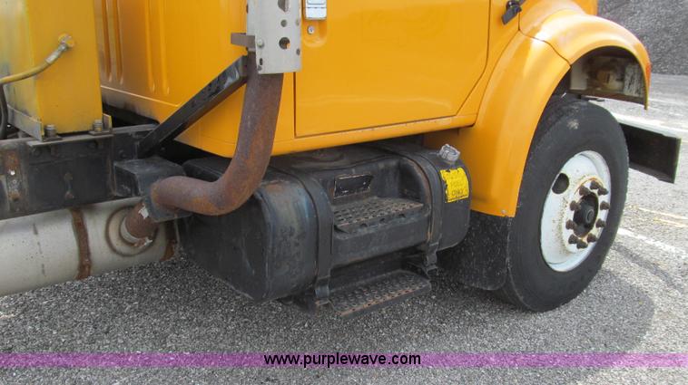 image for item G2031 2000 International 4900 truck cab and chassis