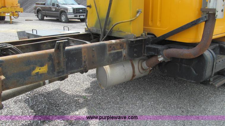 image for item G2031 2000 International 4900 truck cab and chassis