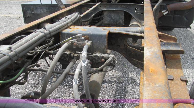 image for item G2031 2000 International 4900 truck cab and chassis