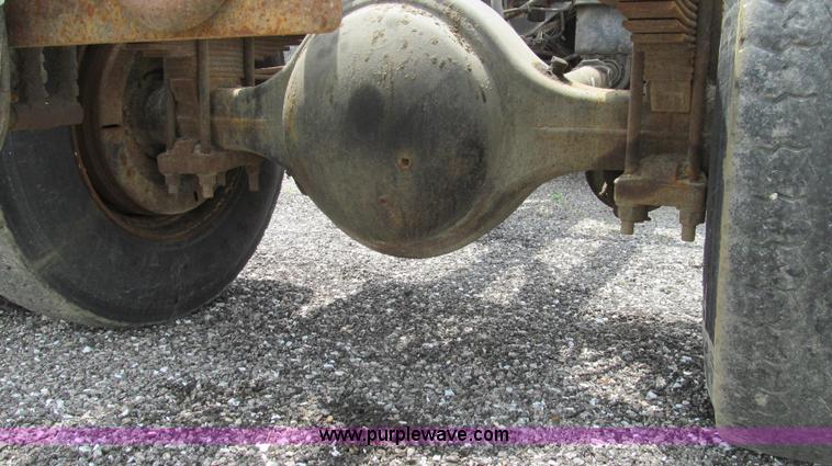 image for item G2031 2000 International 4900 truck cab and chassis