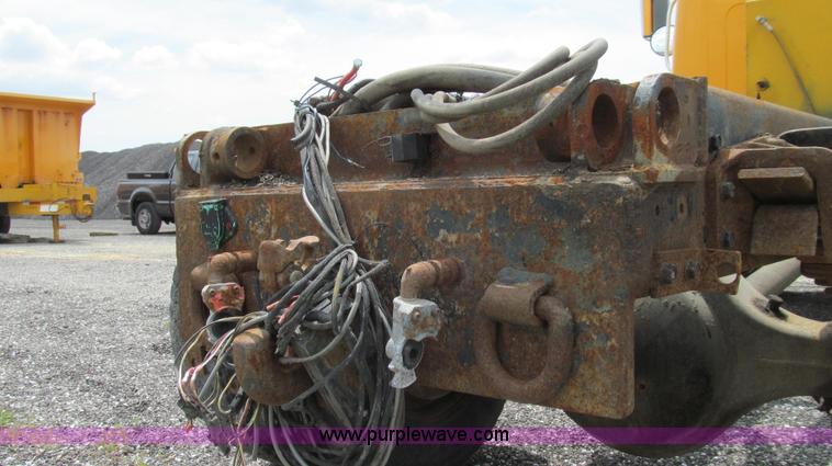 image for item G2031 2000 International 4900 truck cab and chassis