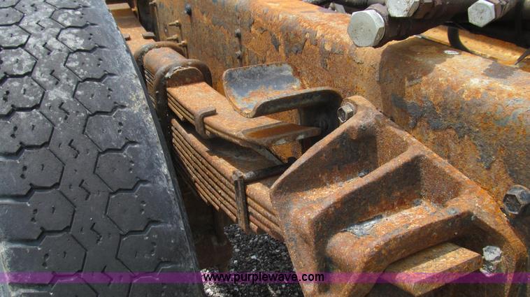 image for item G2031 2000 International 4900 truck cab and chassis