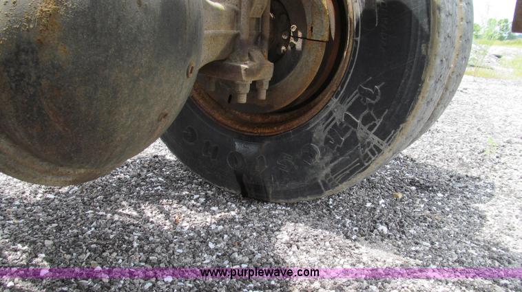 image for item G2031 2000 International 4900 truck cab and chassis