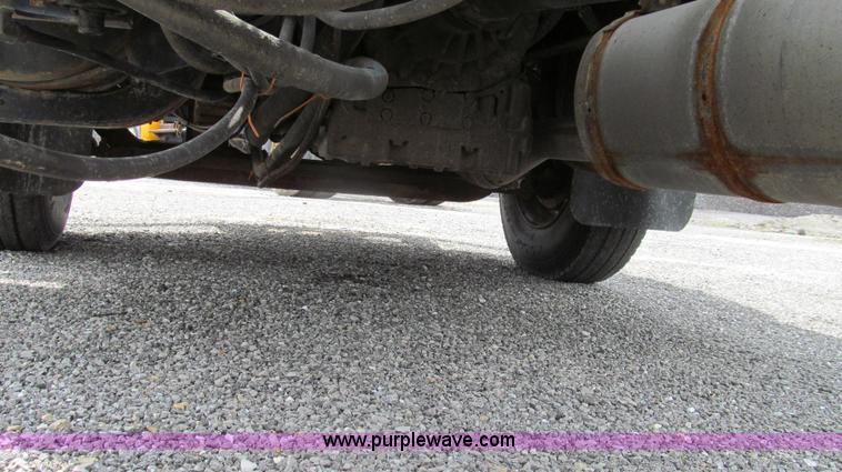 image for item G2031 2000 International 4900 truck cab and chassis