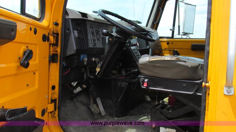 image for item G2031 2000 International 4900 truck cab and chassis