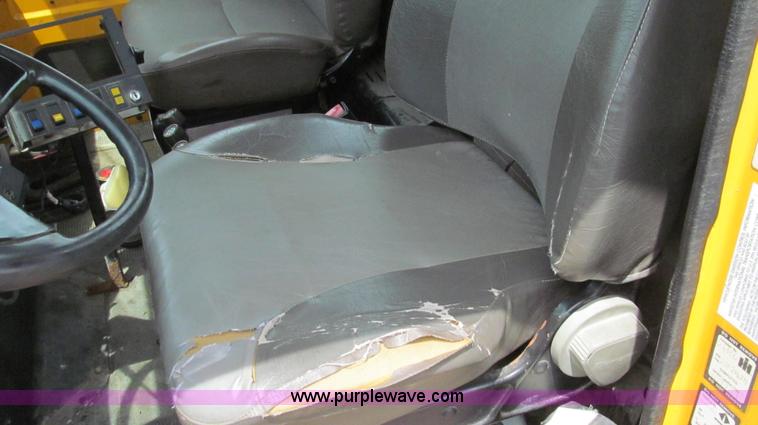 image for item G2031 2000 International 4900 truck cab and chassis