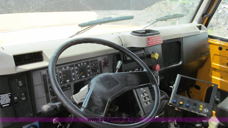 image for item G2031 2000 International 4900 truck cab and chassis