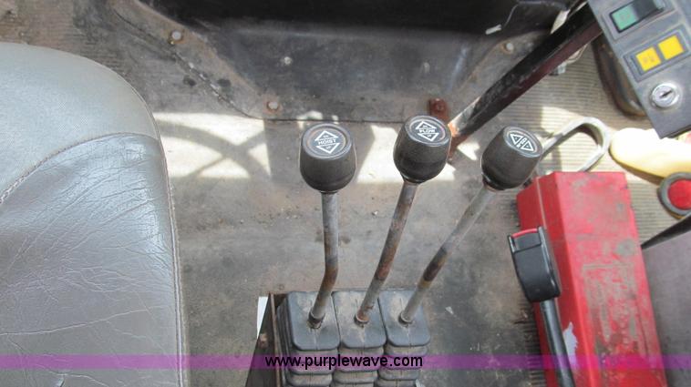 image for item G2031 2000 International 4900 truck cab and chassis