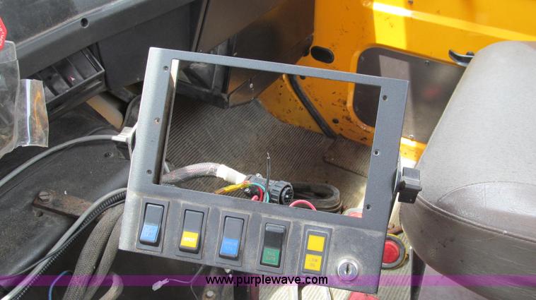 image for item G2031 2000 International 4900 truck cab and chassis