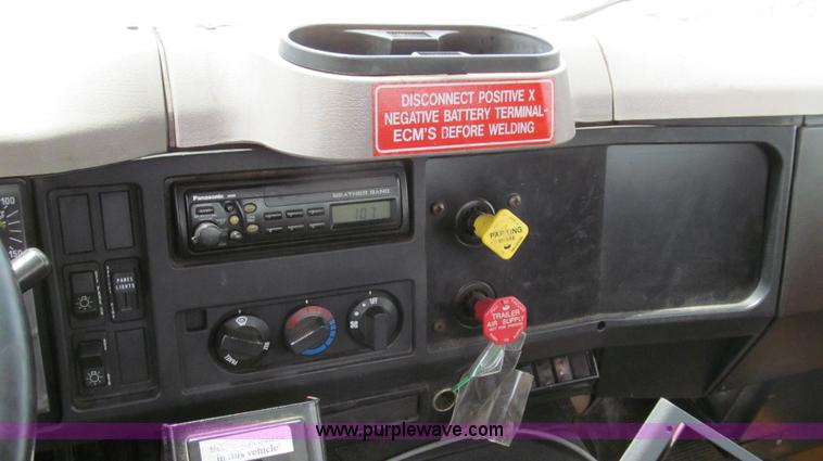 image for item G2031 2000 International 4900 truck cab and chassis