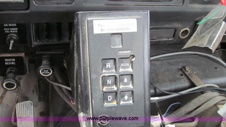 image for item G2031 2000 International 4900 truck cab and chassis