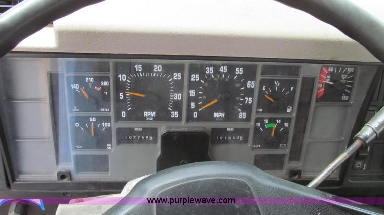 image for item G2031 2000 International 4900 truck cab and chassis