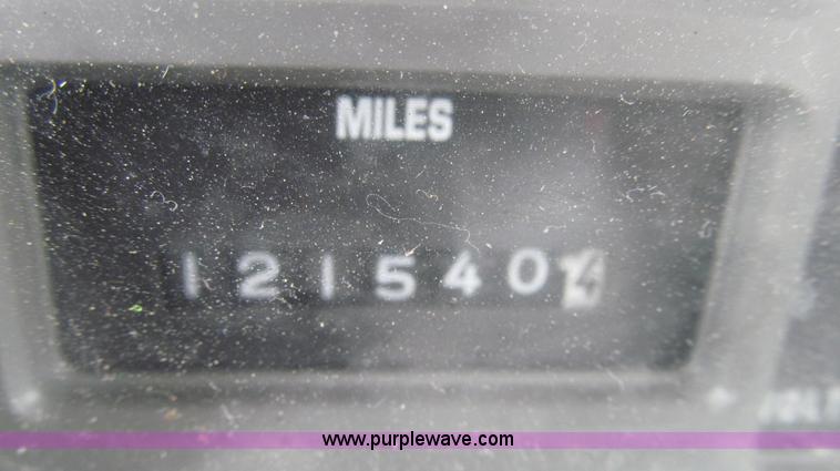 image for item G2031 2000 International 4900 truck cab and chassis