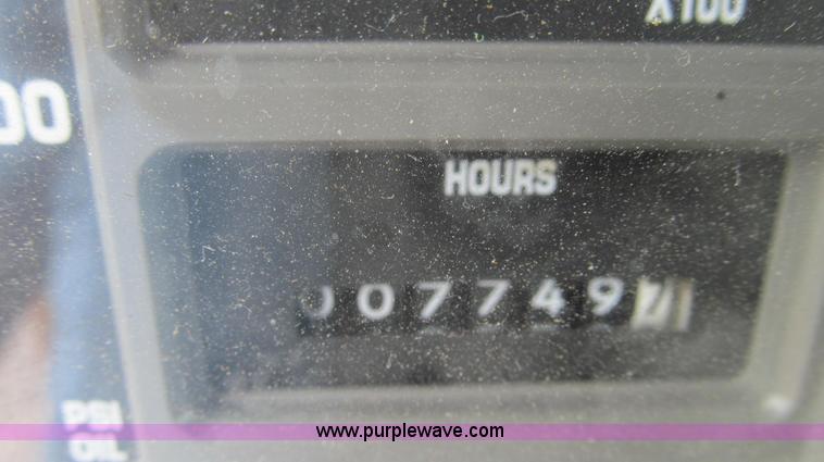 image for item G2031 2000 International 4900 truck cab and chassis