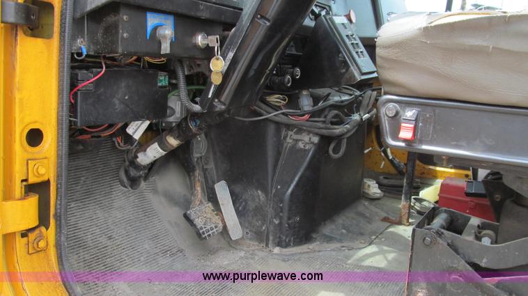 image for item G2031 2000 International 4900 truck cab and chassis