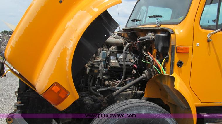 image for item G2031 2000 International 4900 truck cab and chassis