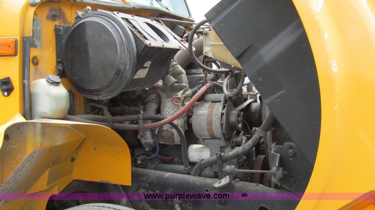 image for item G2031 2000 International 4900 truck cab and chassis