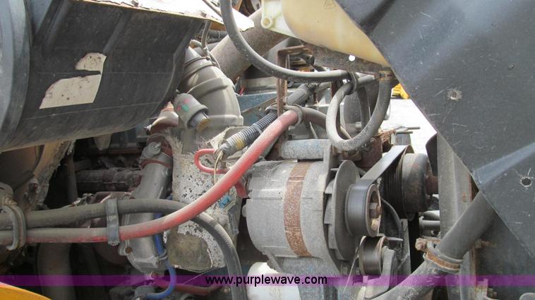 image for item G2031 2000 International 4900 truck cab and chassis