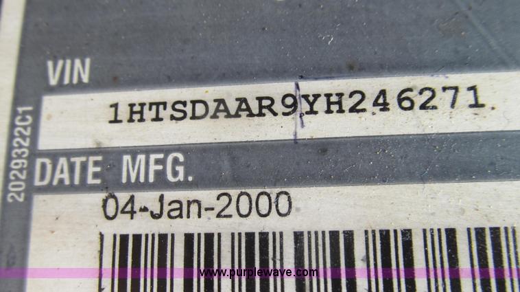 image for item G2031 2000 International 4900 truck cab and chassis