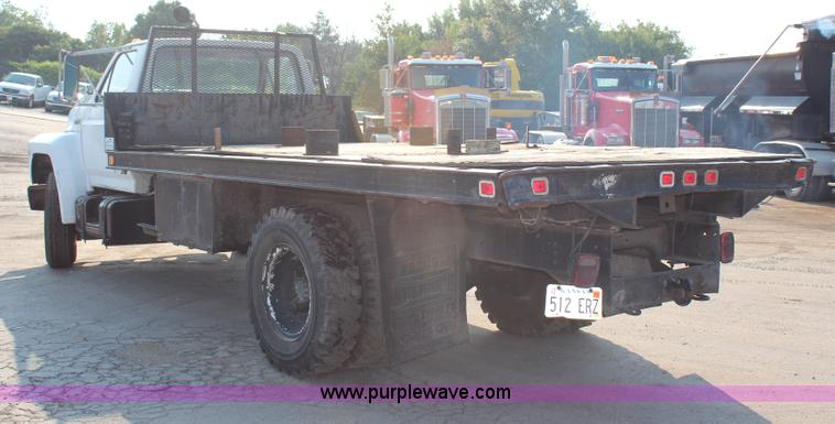 image for item G5021 1983 Ford F600 flatbed truck