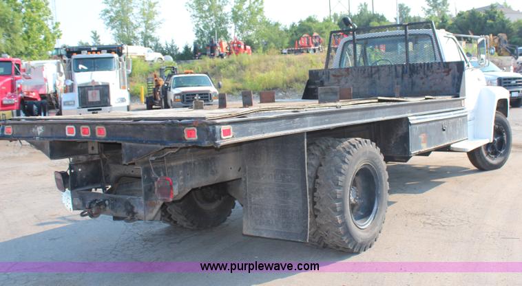image for item G5021 1983 Ford F600 flatbed truck