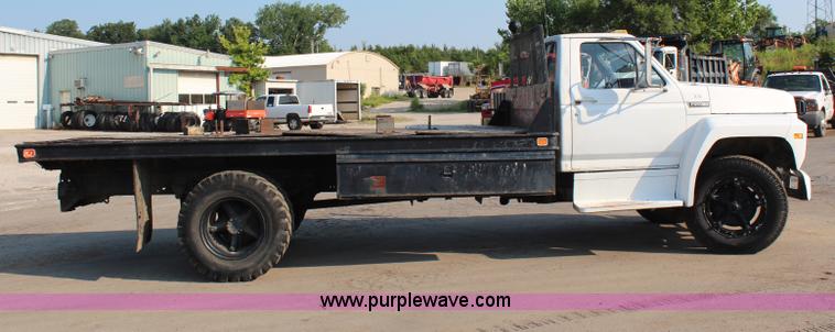 image for item G5021 1983 Ford F600 flatbed truck