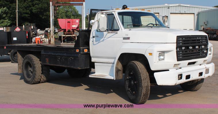 image for item G5021 1983 Ford F600 flatbed truck