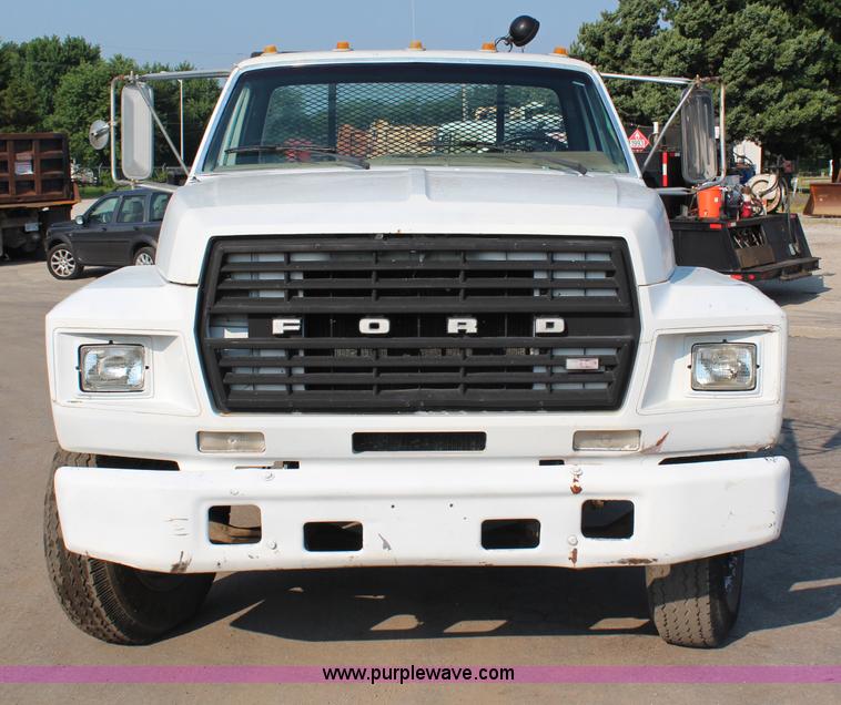 image for item G5021 1983 Ford F600 flatbed truck