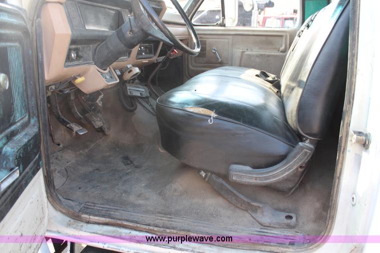 image for item G5021 1983 Ford F600 flatbed truck