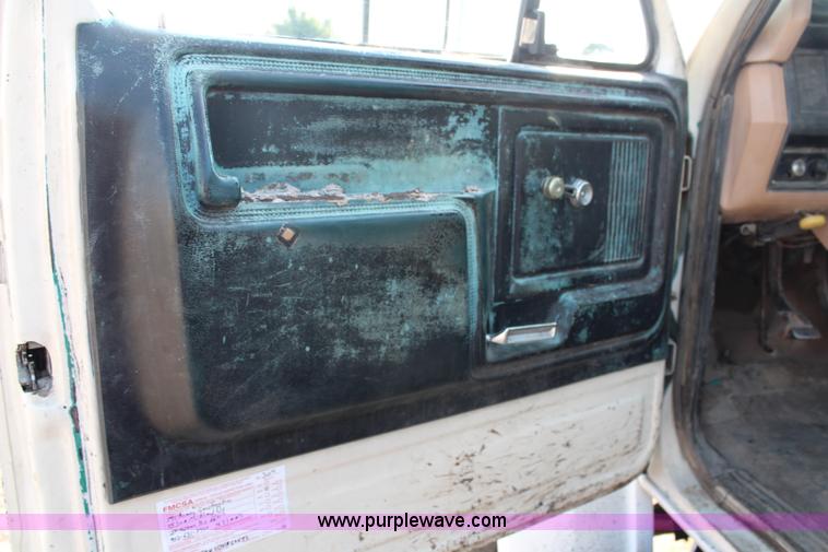 image for item G5021 1983 Ford F600 flatbed truck