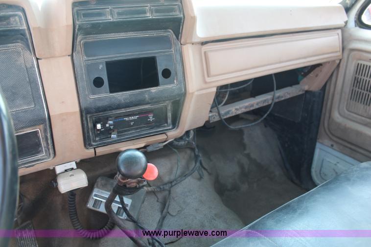 image for item G5021 1983 Ford F600 flatbed truck