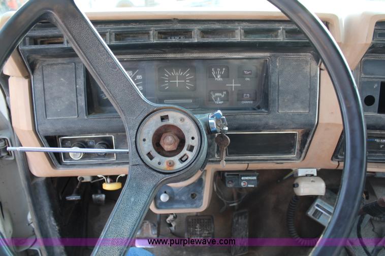 image for item G5021 1983 Ford F600 flatbed truck