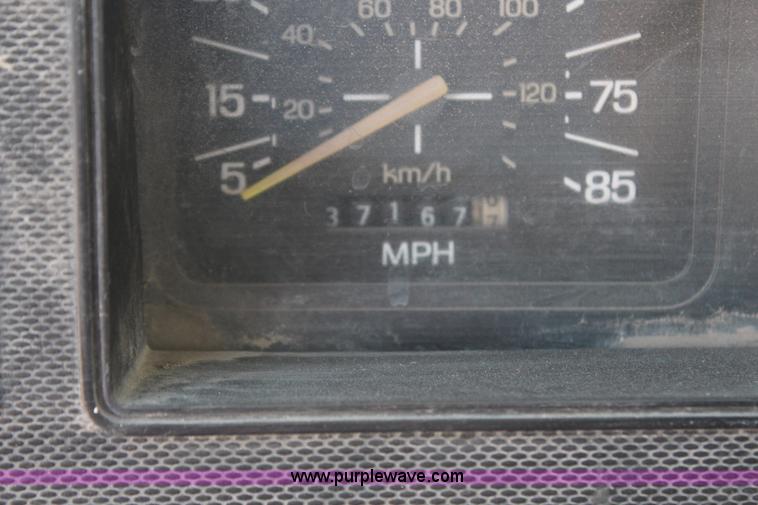 image for item G5021 1983 Ford F600 flatbed truck