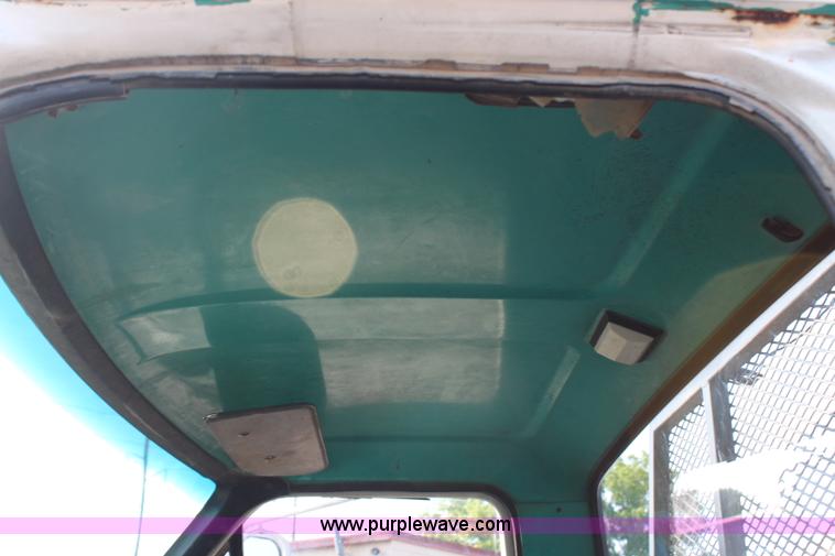 image for item G5021 1983 Ford F600 flatbed truck