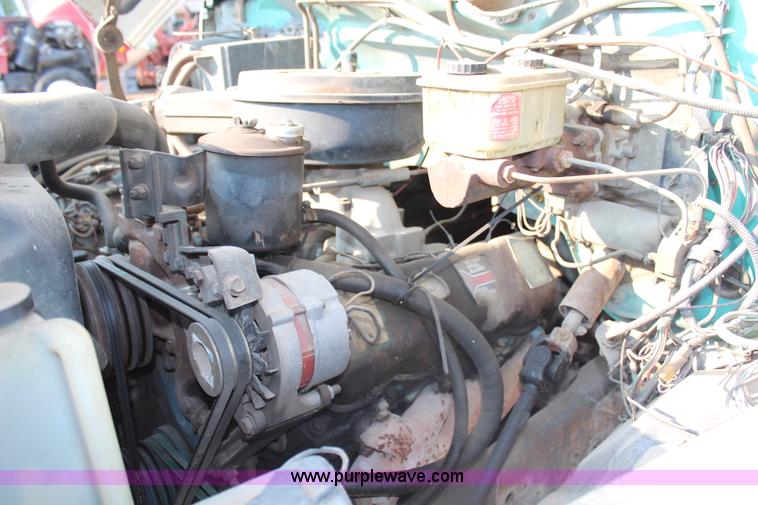 image for item G5021 1983 Ford F600 flatbed truck