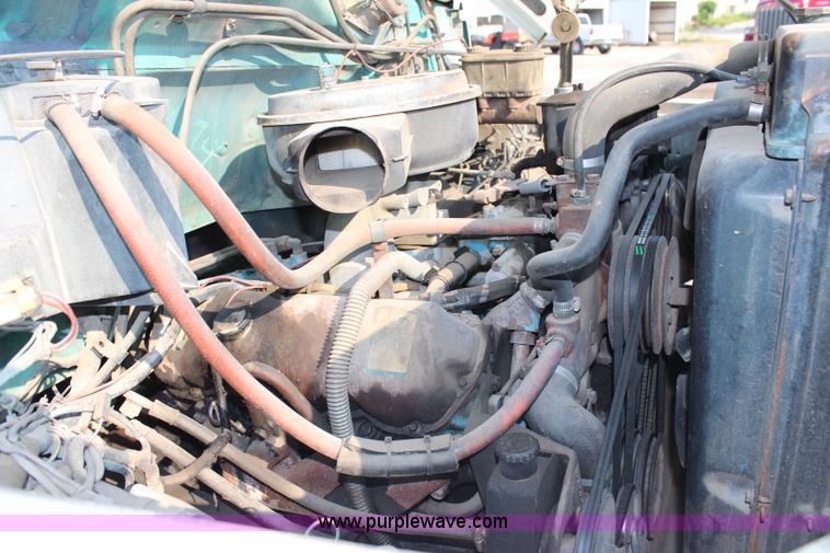 image for item G5021 1983 Ford F600 flatbed truck