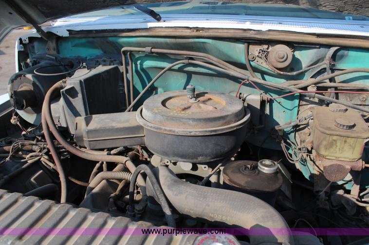 image for item G5021 1983 Ford F600 flatbed truck