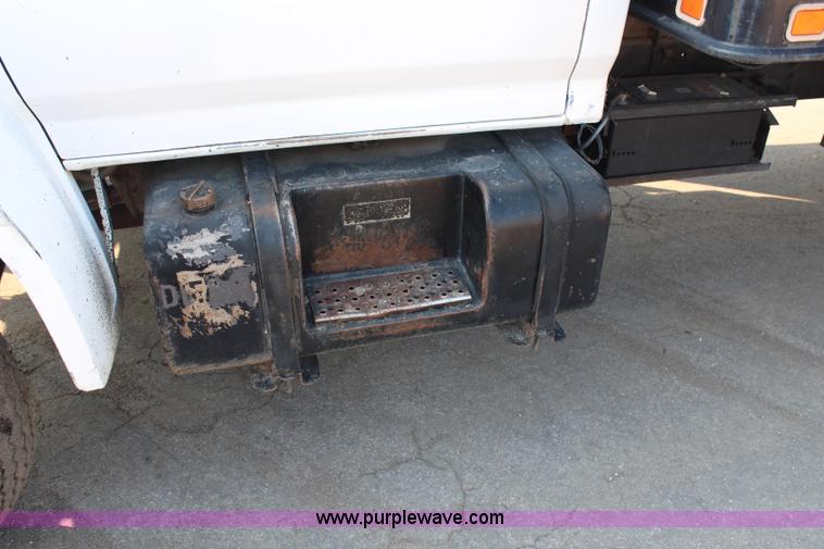 image for item G5021 1983 Ford F600 flatbed truck