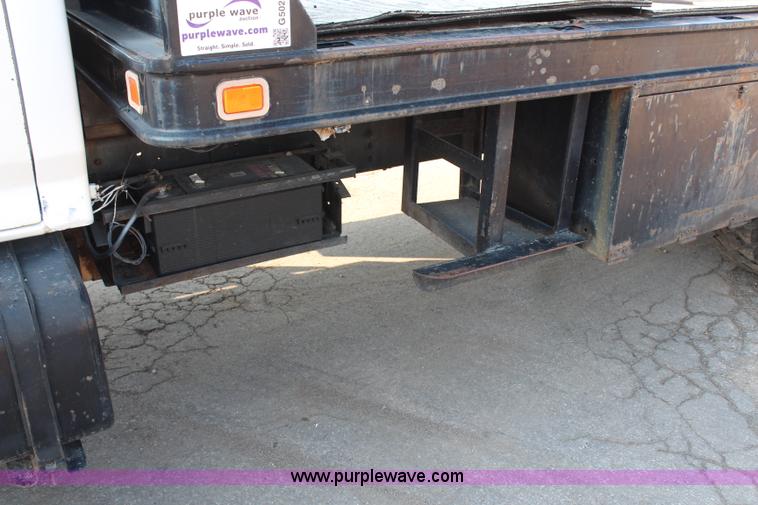 image for item G5021 1983 Ford F600 flatbed truck