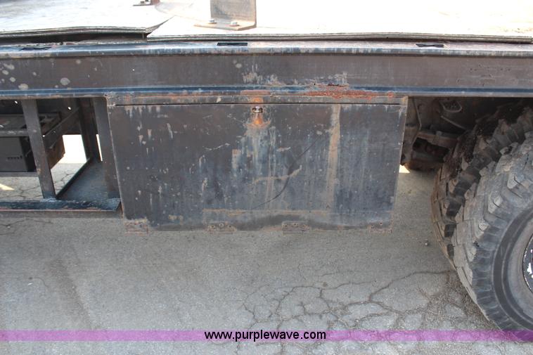 image for item G5021 1983 Ford F600 flatbed truck